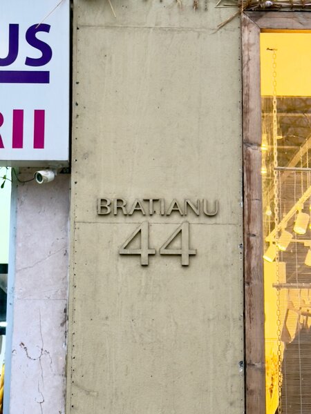 Unirii, Universitate, vizavi Magazinul Cocor, comision 0%, negociabil